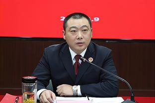 2 đô vật đang thăm dò nhau trước khi tung những chiêu đòn quật ngã đối phương.